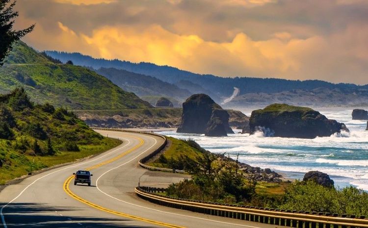 L'autoroute 101 longe la côte de l'Oregon, près de la ville de Gold Beach