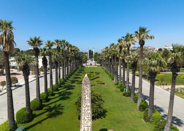 Obélisque et allée de palmiers dans le Parc de la Culture (Kültürpark)