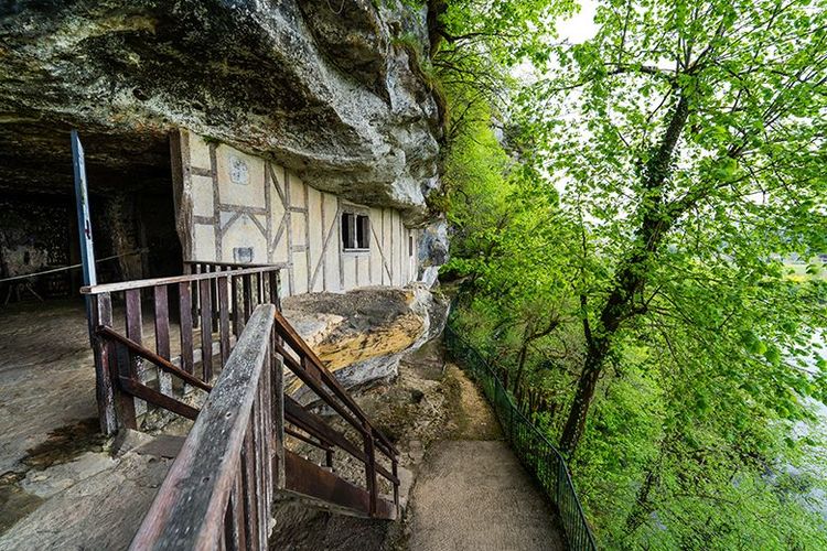 Un abri-sous-roche a été aménagé au bout du site