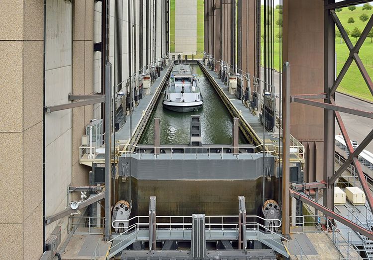 Dans le bac de l'ascenseur à bateaux de Strépy-Thieu
