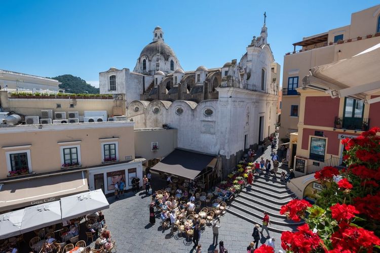 Vista de la Piazza Umberto y la iglesia de Santo Stefano