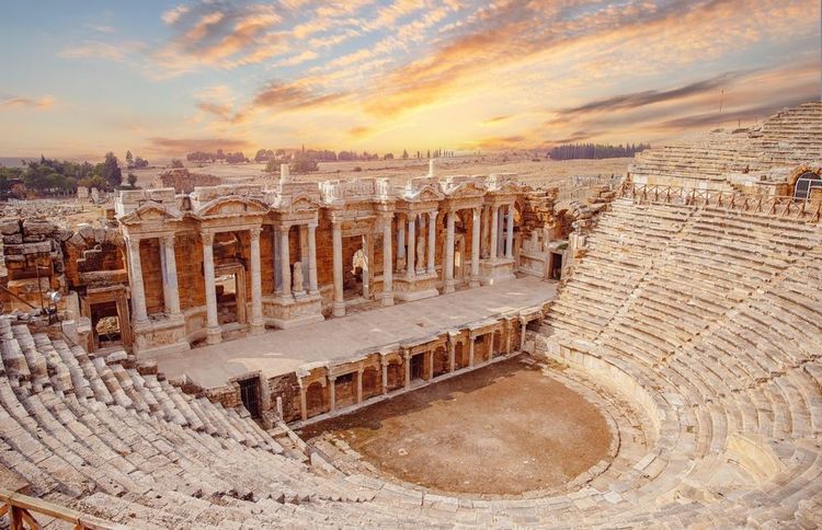 Amphithéâtre dans la ville antique d'Hierapolis à Pamukkale Turquie