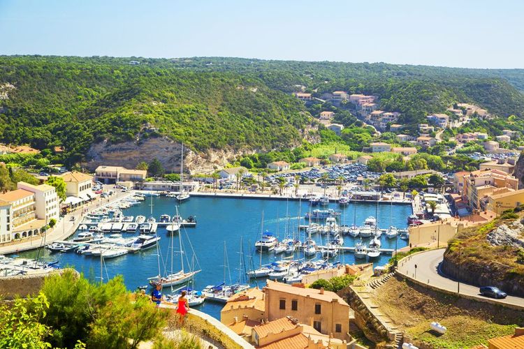 Vue aérienne sur le port de plaisance de Bonifacio, dans le sud de la Corse.