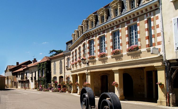 rue principale du village français de Lupiac en Gascogne.