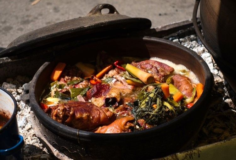 Potée serbe cuite au feu de bois