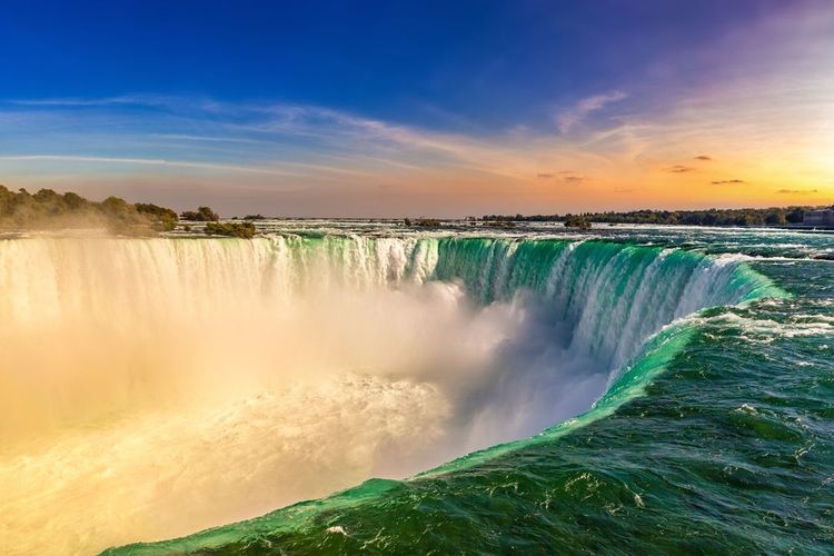 Vue canadienne des chutes du Niagara