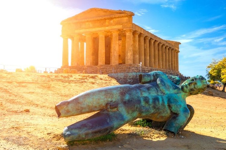 Statue en bronze d'Icare devant le Temple de Concordia,