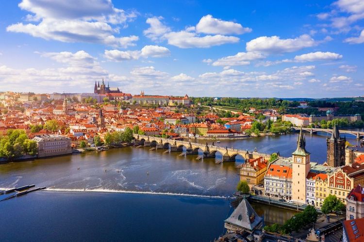 Vue panoramique sur Prague et son architecture