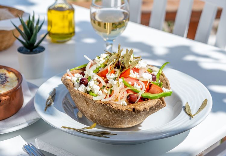 L'huile d'olive assaisonne la fameuse salade crétoise