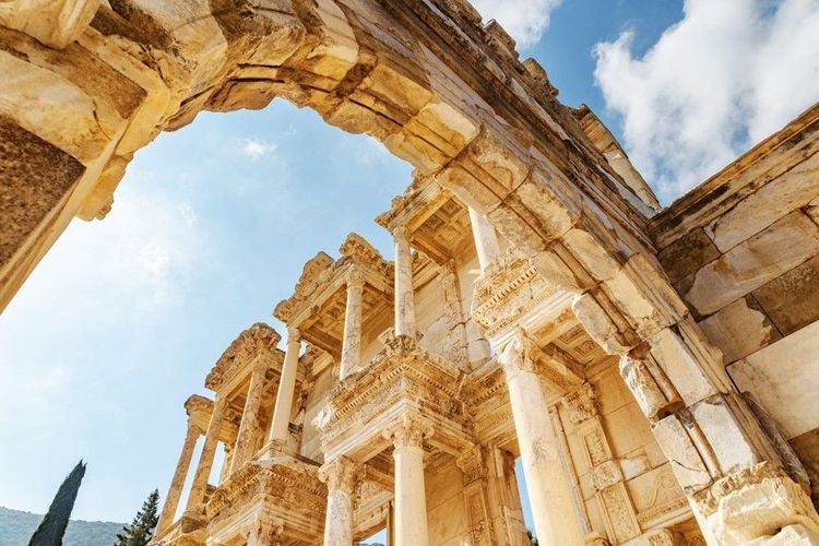 La Porte d'Augustus, perpendiculaire à la bibliothèque de Celsus