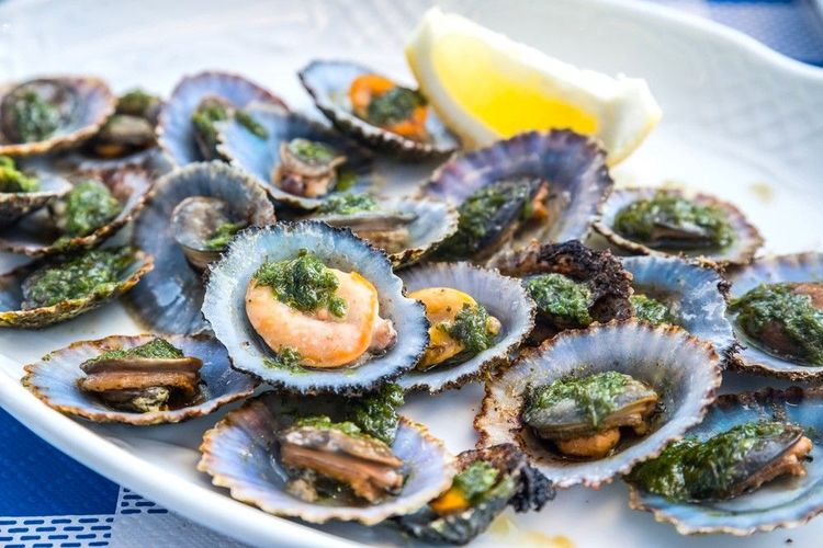 Les patelles se dégustent avec de l'aïl et du citron
