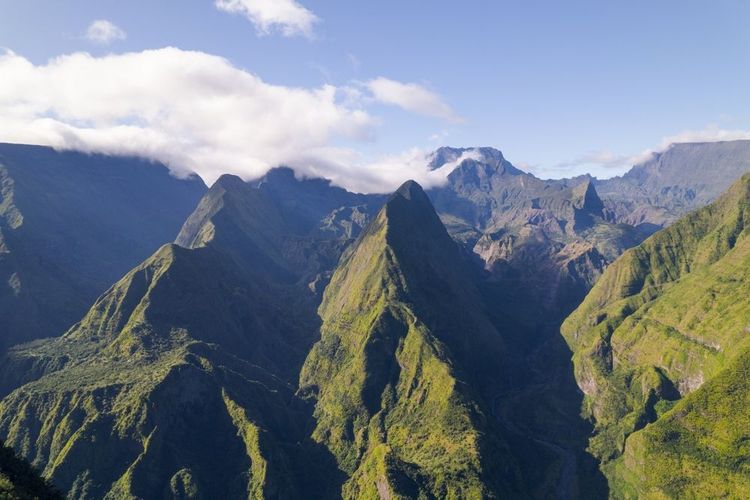 Le Cap Noir Belvedere et Roche Verre Bouteille, vue aérienne par drone du Cirque de Mafate, île de la Réunion