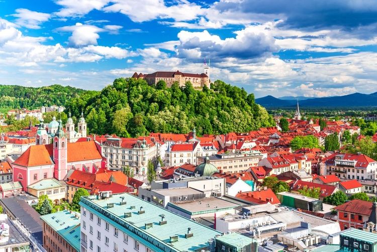 Vue sur la ville et le château de Ljublana