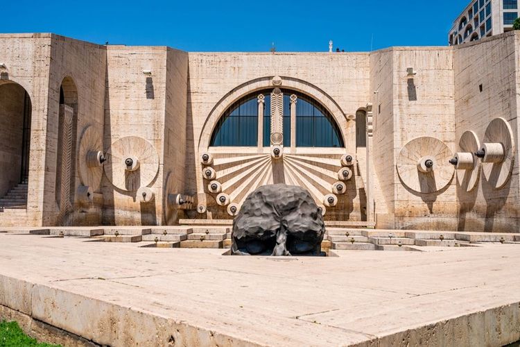 Le monument est un exemple de Modernisme Soviétique (ou Monumentalisme), mais aussi de style néo-arménien