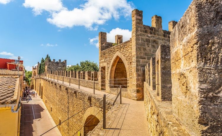Murs de la forteresse Porta del Moll dans la vieille ville d'Alcudia, île de Majorque
