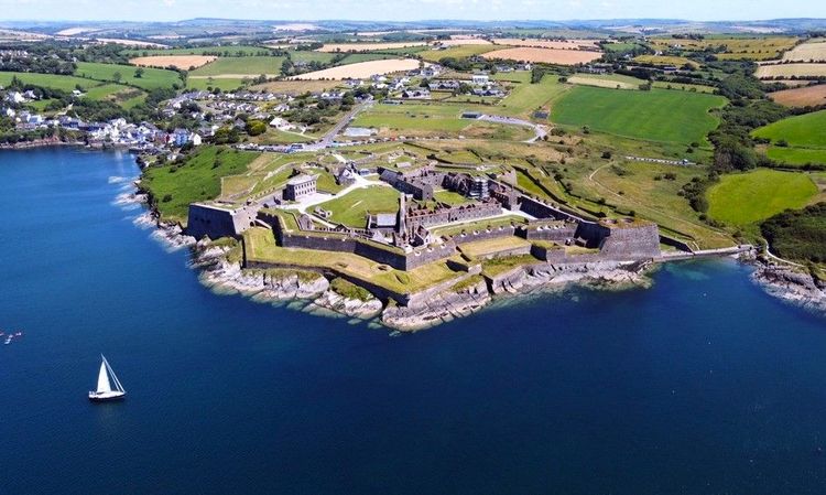 Vue aérienne sur le Fort Charles dans la baie de Kinsale
