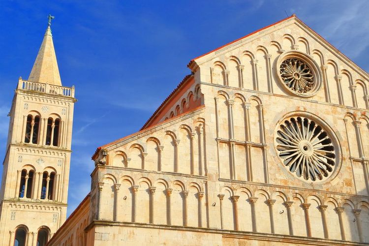 Le fronton de la cathédrale et le campanile juste derrière