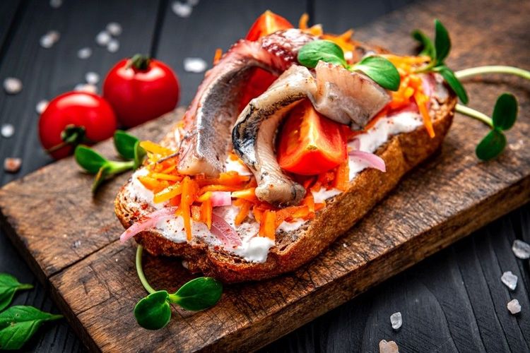 Filet de hareng en smørrebrød, avec fromage et crudités