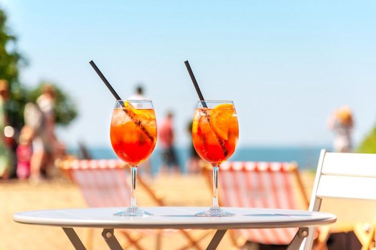 Le spritz sur la plage remplacé à la rentrée par un spritz en terrasse parisienne