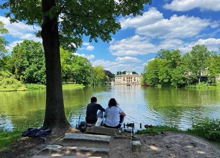 Détente sur le lac face au Palais sur l'eau, en été