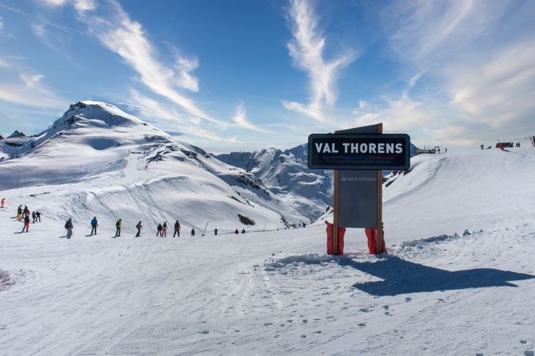 panneau de la ville de Val Thorens dans le domaine skiable trois valles traduction