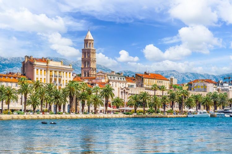 Vue sur la vieille ville de Split, depuis la côte adriatique.