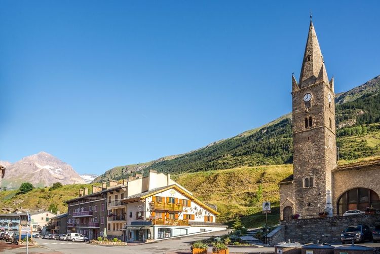 Vue sur la Vieille Eglise dans les rues de Lanslebourg