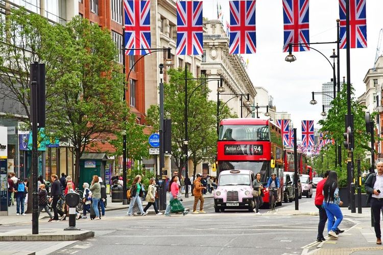 Une rue avec des boutiques à Londres