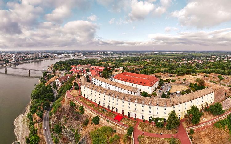 La forteresse médiévale de Petrovaradin sur le Danube