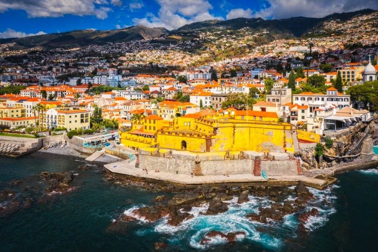 Bue aérienne sur la Vieille Ville de Funchal et le fort São Tiago