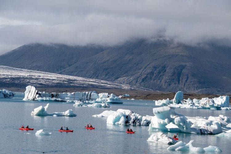 Kayak dans le lagon du Glacier Jökulsárlón, dans le parc national de Vatnajökull
