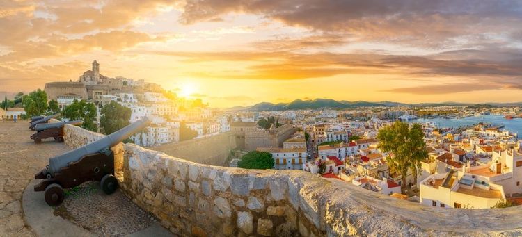 Les fortifications de Dalt Vila avec vue sur le port