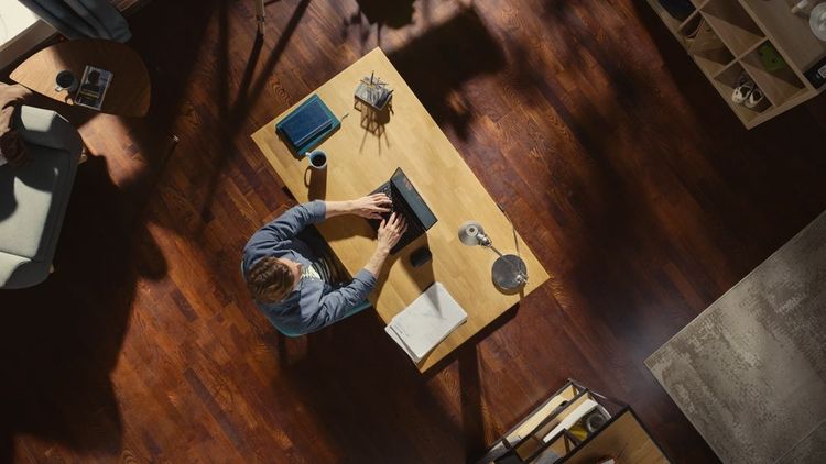 Un homme travaille à distance