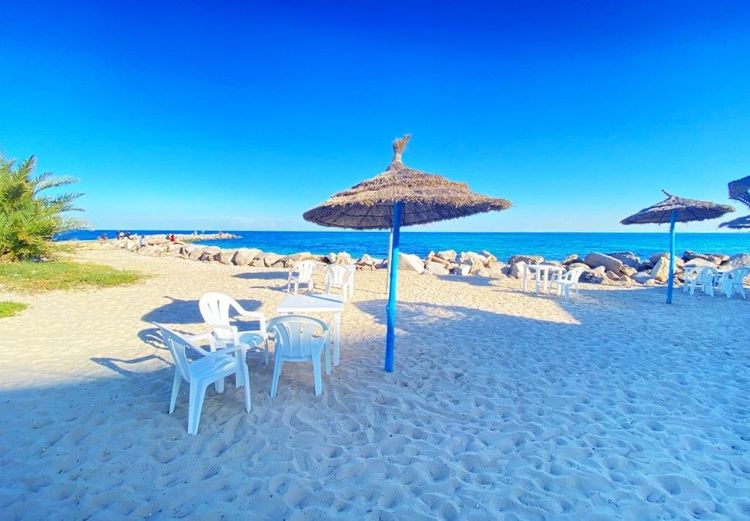 Par endroit, la plage des aménagée pour le besoin de resorts