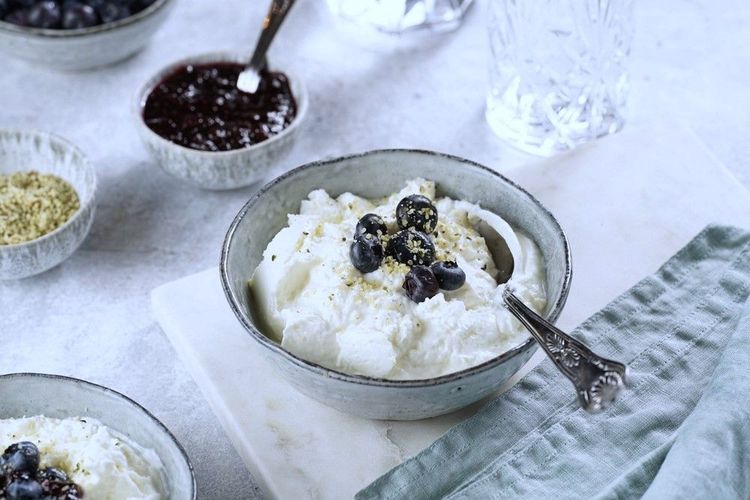 Bol de skyr avec des myrtilles