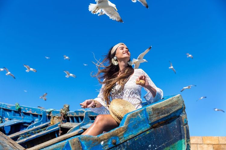 Touriste sur une barque dans le port