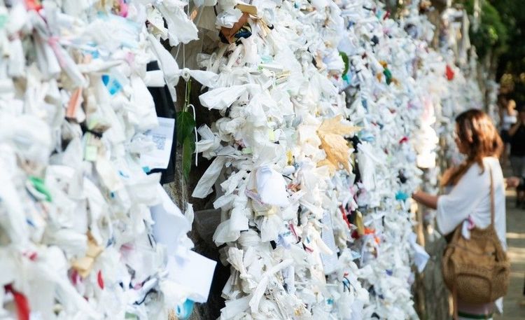 Messages noués sur le portique que la Maison de la Vierge Marie