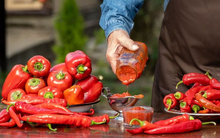 Préparation de l'Ajvar, une purée réalisée avec des poivrons qui servira de condiment