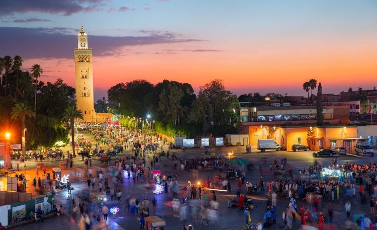 La ville de Marrakech en soirée