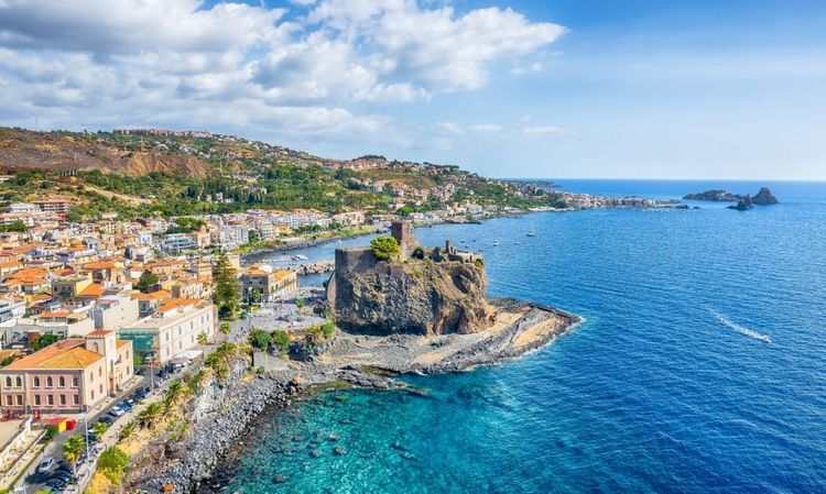 Vue aérienne du littoral sicilien et de la Méditerranée.