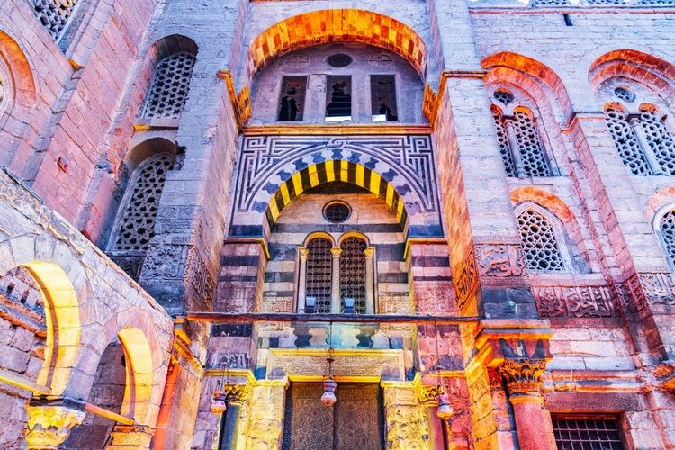 Entrée de la mosquée Al-Hakim, une des plus grandes d'Egypte, rue Al Mo'ez