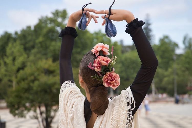 Une danseuse de flamenco en costume.
