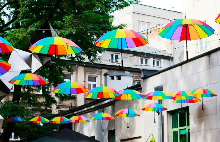 Installation artistique colorée dans le quartier de Kazimierz