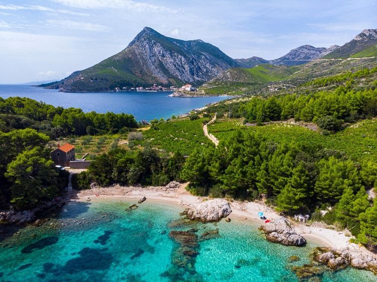 La plage de la baie Peljesac à Trstenik