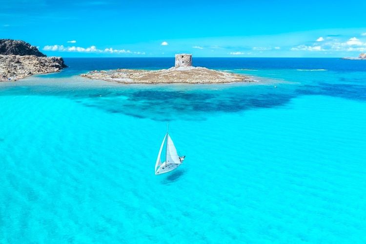 Voilier voguant sur les eaux turquoise de l'archipel de Maddalena