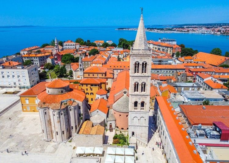 Vue aérienne de la cathédrale et de son campanile (à g., l'église Saint-Daunat)