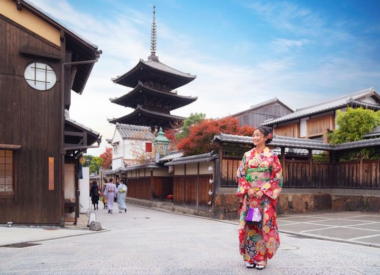 Geisha en habits traditionnels à Gion