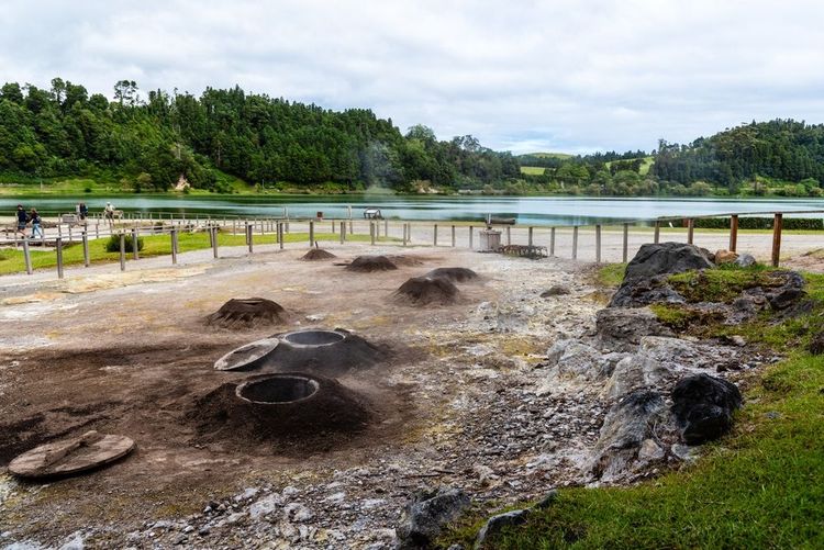 Les trous de Furnas où l'on dépose les cozidos das Furnas pour les faire cuire