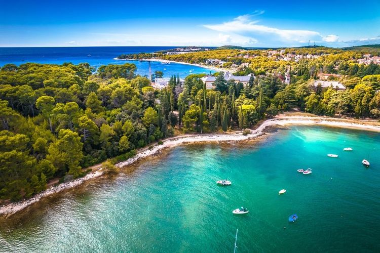 Luftaufnahme eines Strandes in Rovinj, Kroatien