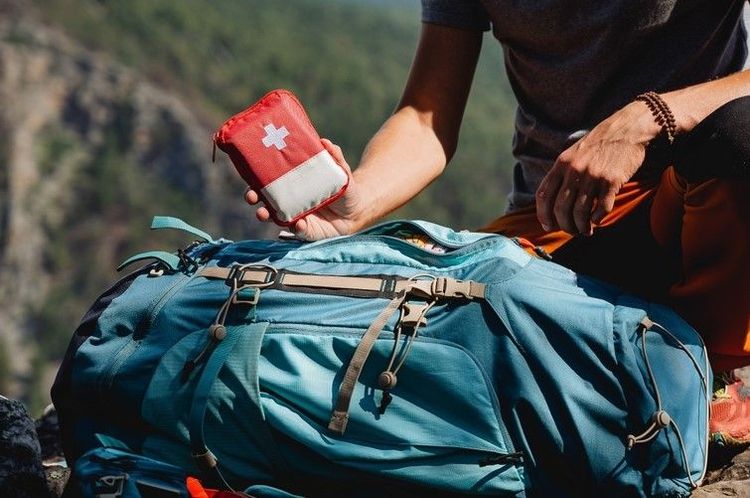 Emporter une trousse de premiers secours
